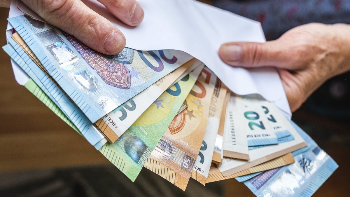 “Ne doit-on pas aider son pays quand il est en difficulté ?” : pour combler la dette, Bruno fait chaque mois un don à l’État